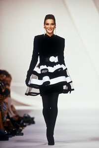 129682054_Valentino1990WomenRTW169.thumb.jpg.25d1ee448fa98619e2baf88067391f18.jpg