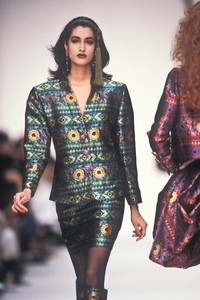 1324974029_YvesSaintLaurent1990WomenRTW4.thumb.jpg.3f54277d6f5ce79e7e6afd995284caab.jpg