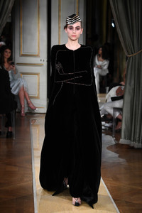 1348768540_GiorgioArmaniPriveRunwayParisFashionLGzkU4asN_Rx.thumb.jpg.1e993faed2bcfd5a8f513d21a4831532.jpg