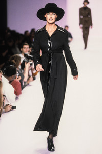 1438049746_AnnaSui1996WomenRTW33.thumb.jpg.2a456c6ddaa19fb4306c89f4e01e5170.jpg