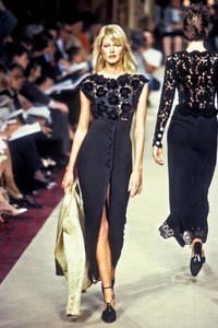 150470647_EmanuelUngaro1996HauteCouture12.thumb.jpg.51e227ad43f1cbc22d31466c6d9da9a7.jpg