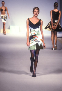 1522407629_LauraBiagiotti1997WomenRTW56.thumb.jpg.464f595995212f791e507c34d67887ba.jpg
