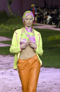 1533074676_EmanuelUngaro2001HauteCouture2.thumb.jpg.a036df074a481446879de576ed4b250f.jpg
