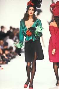 1537458304_YvesSaintLaurent1990WomenRTW185.thumb.jpg.96bfba99dfe7abbda664c5ae6fc45df2.jpg