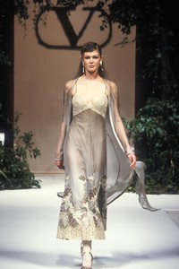 159837109_Valentino1994HauteCouture76.thumb.jpg.547ce9ece084d401c6da6bd0633b0094.jpg