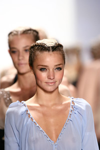 1609289015_SassandBide2006WomenRTW92.thumb.jpg.0f8dbdd9cc28a0d55a6d0dbe5a84efba.jpg