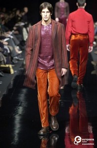 1644979886_LanvinFW2001PFW11.thumb.jpg.9729f276176851f98a571995d7463e5e.jpg