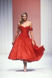 1663367405_Valentino1995WomenRTW153.thumb.jpg.0b55a986c912b7d582ec4bb15a49dfc9.jpg