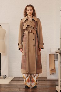 17-alexander-mcqueen-resort-2018.thumb.jpg.5788b91c81375ae5bdcf296c8b4e4594.jpg