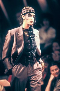 1700901539_JeanPaulGaultier1990WomenRTW110.thumb.jpg.19264c4585e50de4678d87c91fa85231.jpg