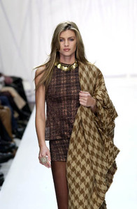 1731944167_CustoBarcelonaFW2001NYFW5.thumb.jpg.795a948d1f8845ab548207bc15dcacc4.jpg