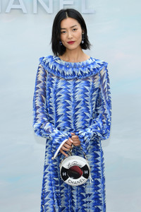 1752615503_LiuWenChanelFrontRowParisFashionWeekfH6jOhCQv6sx.thumb.jpg.0bc9921becae07fbe2975f0466c8a450.jpg