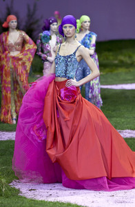 1766579262_EmanuelUngaro2001HauteCouture82.thumb.jpg.5b8726ad011ac01e9e749962ca479b41.jpg