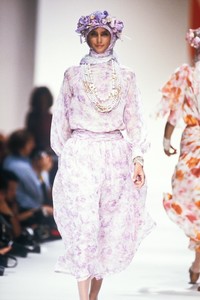 1776728397_Valentino1990WomenRTW106.thumb.jpg.868ef6f2878a5576a5dc6ada31a15e1a.jpg