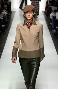 1799238903_ChompolSerimontFW2001NYFW2.thumb.jpg.37bc9b5de6f8ddb0dc821543103cd594.jpg