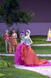 1809399457_EmanuelUngaro2001HauteCouture84.thumb.jpg.8aef6868bc8c3de9fb2f81ee80f40164.jpg