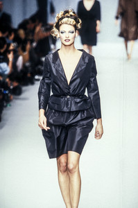 1839131771_KarlLagerfeld1996WomenRTW22.thumb.jpg.83194e6891f2cdae79b2deccf4b59227.jpg