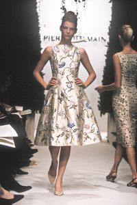 1857941610_PierreBalmain1998HauteCouture24.thumb.jpg.0d7970773795b3edc2022efca1793e0d.jpg