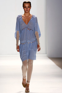 1884041963_SassandBide2006WomenRTW60.thumb.jpg.c2187911b96372638725883914640dc7.jpg
