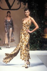 1893557261_Valentino1994HauteCouture118.thumb.jpg.0d3c870ab6752383b3c1b0d2fe99dc47.jpg