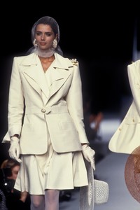 1918740992_NinaRicci1992HauteCouture19.thumb.jpg.8f0c60637aa00c442e581bab98df1dd8.jpg