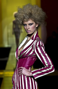 1936759677_GianniVersace2001HauteCouture75.thumb.jpg.e9542dbf6a4ce69119fe91a9a6e19137.jpg