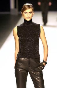 1956852981_CarmenMarcValvoFW2001NYFW7.thumb.jpg.14d717f4afb3be3a9cd32a0336793f51.jpg
