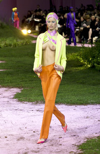 196670950_EmanuelUngaro2001HauteCouture1.thumb.jpg.194341fb5c42951d26b30e76b687139f.jpg