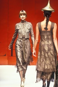 1971774832_Valentino1993HauteCouture159.thumb.jpg.9beb6497c7d7fc395ac68df024ae06ba.jpg