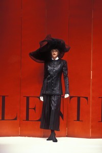 222672911_Valentino1993HauteCouture110.thumb.jpg.e3cfcbe0720e35a58203ba7ece870a45.jpg