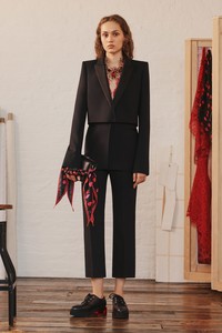 25-alexander-mcqueen-resort-2018.thumb.jpg.05886bf4f0443ac6c436cdabfa80c68b.jpg