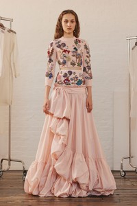 32-alexander-mcqueen-resort-2018.thumb.jpg.92728e48d8a1e3979b0cc210d7764093.jpg