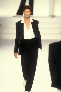 351231771_RalphLauren1996WomenRTW16.thumb.jpg.92acd2126933a412e87d08cbcd2460c9.jpg