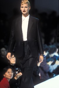 363312190_CommedesGarcons1995WomenRTW64.thumb.jpg.08b5cf06f426e016a3288bccb355a199.jpg