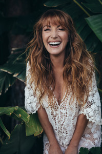 386694000_JaneSeymour_AaronFeaver_BecomingJane(9).thumb.jpg.56421adb3cb86983f1b17df23a9bb527.jpg