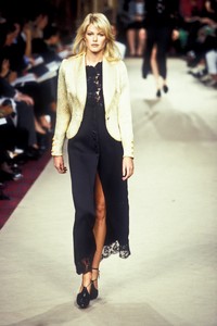 459577998_EmanuelUngaro1996HauteCouture11.thumb.jpg.d2a665774a44f6f37c6bde37db9626a6.jpg