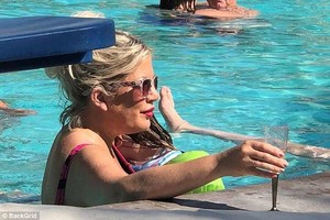 4D64533F00000578-5858671-Life_is_good_Soaking_up_the_sun_in_the_hot_pink_and_black_suit_T-a-14_1529427652641.jpg