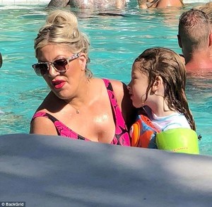 4D6453DD00000578-5858671-Parenthood_The_actress_carefully_held_her_five_year_old_son_Finn-a-18_1529427653019.jpg