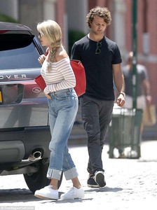 4D75774C00000578-5867381-Showing_mom_around_The_aspiring_actor_spent_the_weekend_with_mod-m-213_1529531415458.jpg