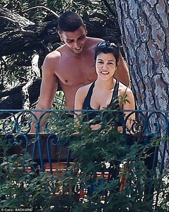 4DD3C34800000578-5907211-Couples_getaway_On_Sunday_Kourtney_Kardashian_and_boyfriend_Youn-a-54_1530483857482.jpg