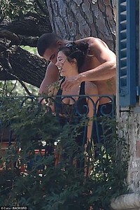 4DD3C5DD00000578-5907211-Lots_of_laughs_Kourtney_and_Younes_have_been_on_vacation_in_Ital-a-55_1530483857546.jpg