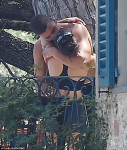 4DD3C5E100000578-5907211-PDA_The_39_year_old_KUWTK_star_and_her_model_boyfriend_25_were_s-a-50_1530483856244.jpg
