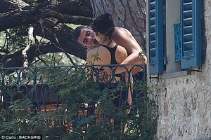 4DD3CB8D00000578-5907211-Give_me_some_sugar_Younes_bent_down_to_give_Kourtney_a_kiss_as_t-a-56_1530483857732.jpg