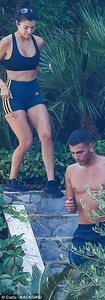 4DD3CC3100000578-5907211-Hard_at_work_The_couple_appeared_to_be_running_steps_as_part_of_-a-57_1530483857801.jpg