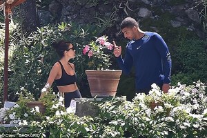 4DD3CE2400000578-5907211-Smelling_the_roses_The_two_communed_in_the_garden_before_breakfa-a-58_1530483857963.jpg