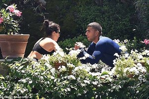 4DD3CE7E00000578-5907211-Heart_to_heart_Kourtney_and_Younes_appeared_to_be_in_the_middle_-a-62_1530483858352.jpg