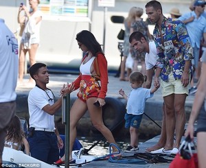 4DECD9C300000578-5918925-Back_on_the_boat_Kourtney_flashed_side_boob_as_assistants_helped-a-7_1530795714444.jpg