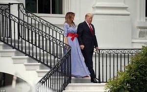 4DEECAA800000578-5918445-The_first_lady_paired_her_red_belt_with_matching_red_shoes_that_-a-1_1530784057066.jpg