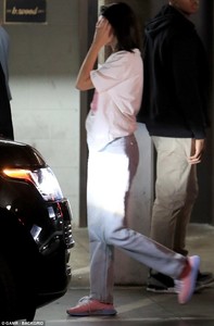 4DF8B8B900000578-5925183-Date_night_Kendall_Jenner_22_and_rumoured_beau_Ben_Simmons_21_we-m-72_1530875494600.thumb.jpg.ca3be0f3cb74f461d10d40eecfed00b9.jpg