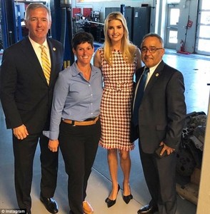 4E18B36A00000578-5938797-Working_Ivanka_visited_Syracuse_s_Institute_of_Technology_s_P_Te-a-206_1531245496352.jpg